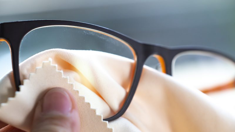 Comment éviter la buée sur les lunettes en portant un masque